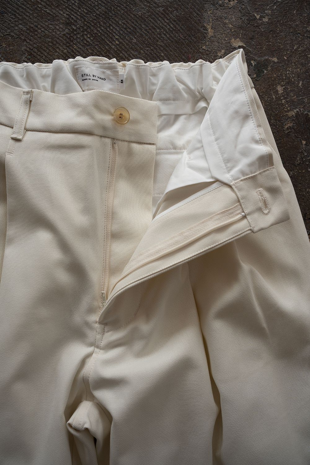 【26AW】コットンツイル2タックテーパードパンツ(IVORY)