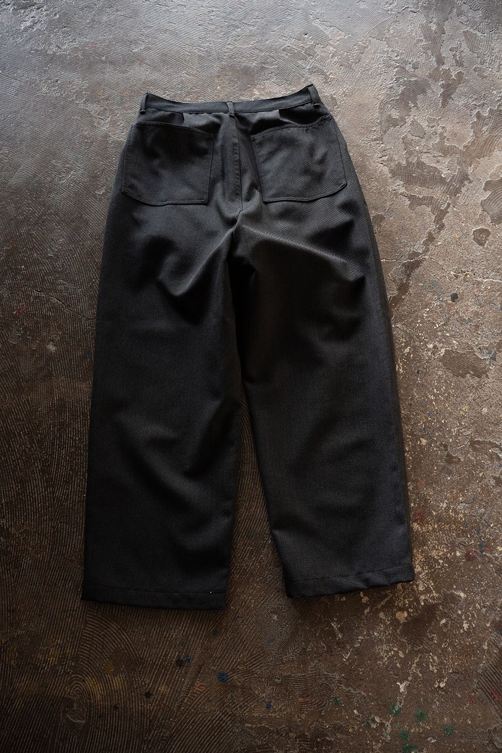 【26AW】ウールサージワンタックパンツ(CHARCOAL)