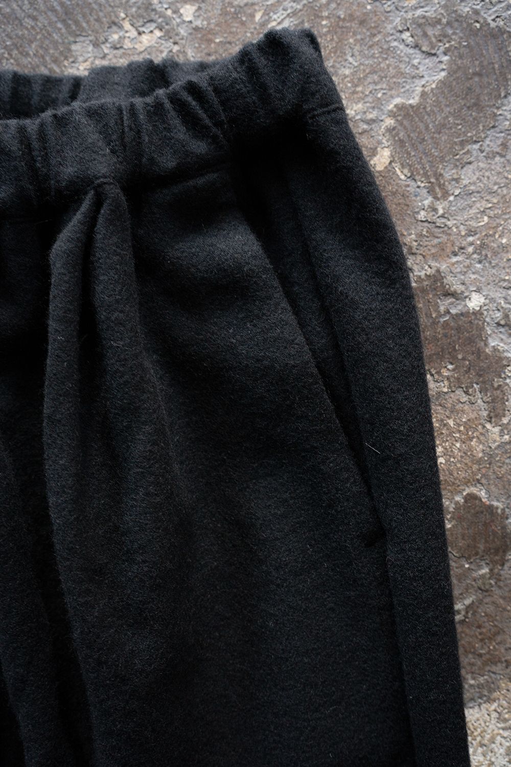 【26AW】カシミア混イージーパンツ(BLACK)