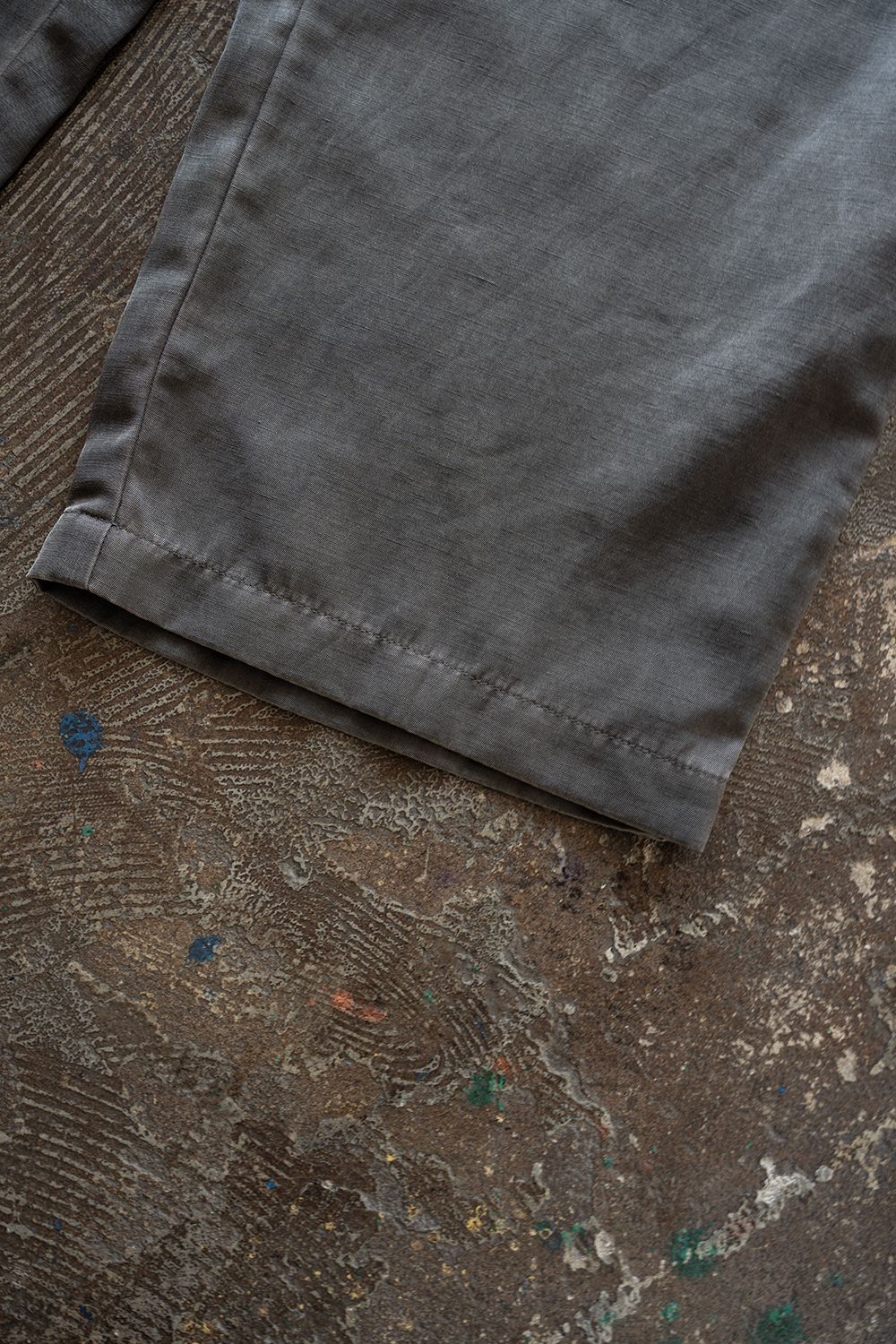 【26SS】ピグメントプリントタックイージーパンツ(DUSTY GREY)