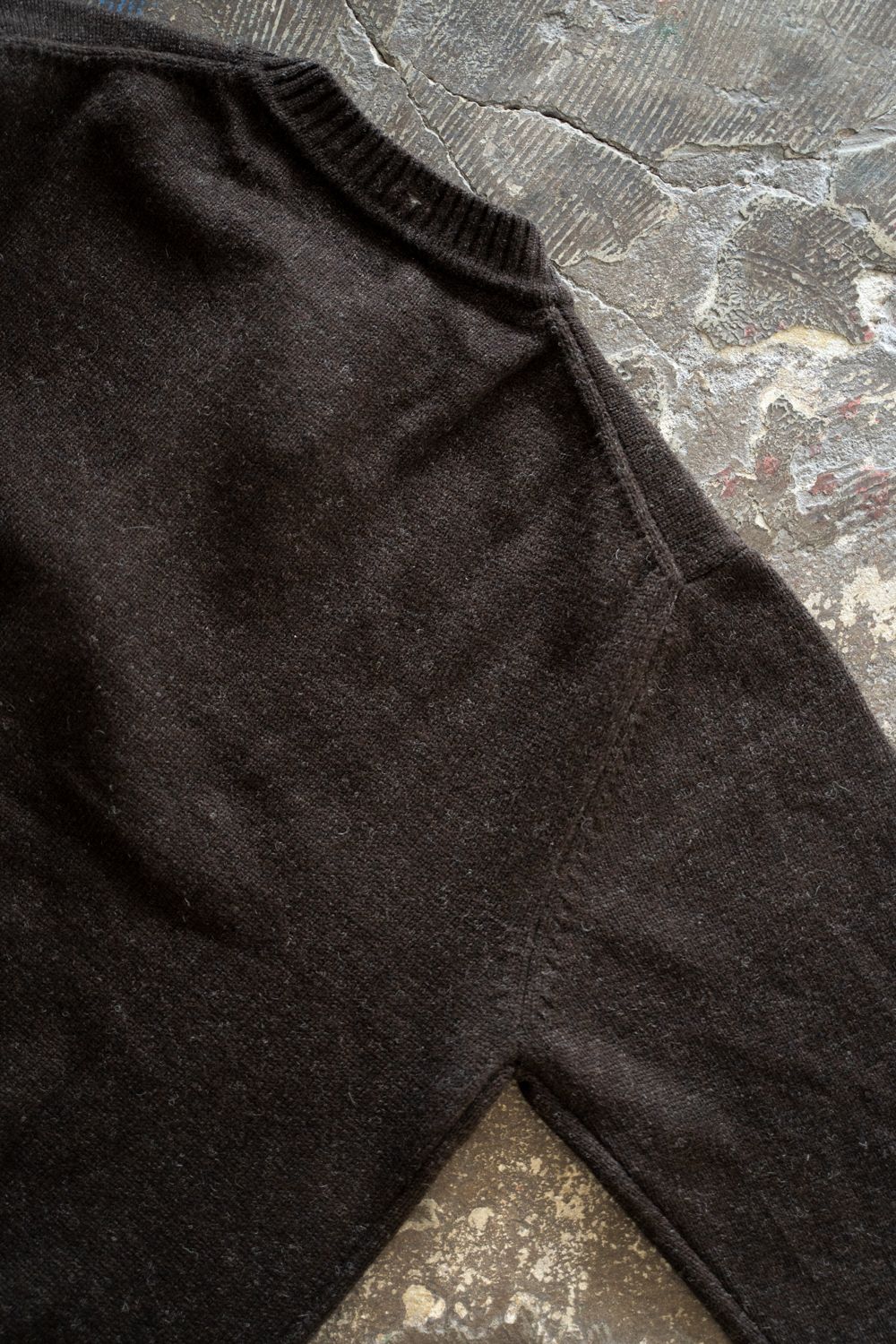 【26AW】ダメージクルーネックカーディガン(DARK BROWN)