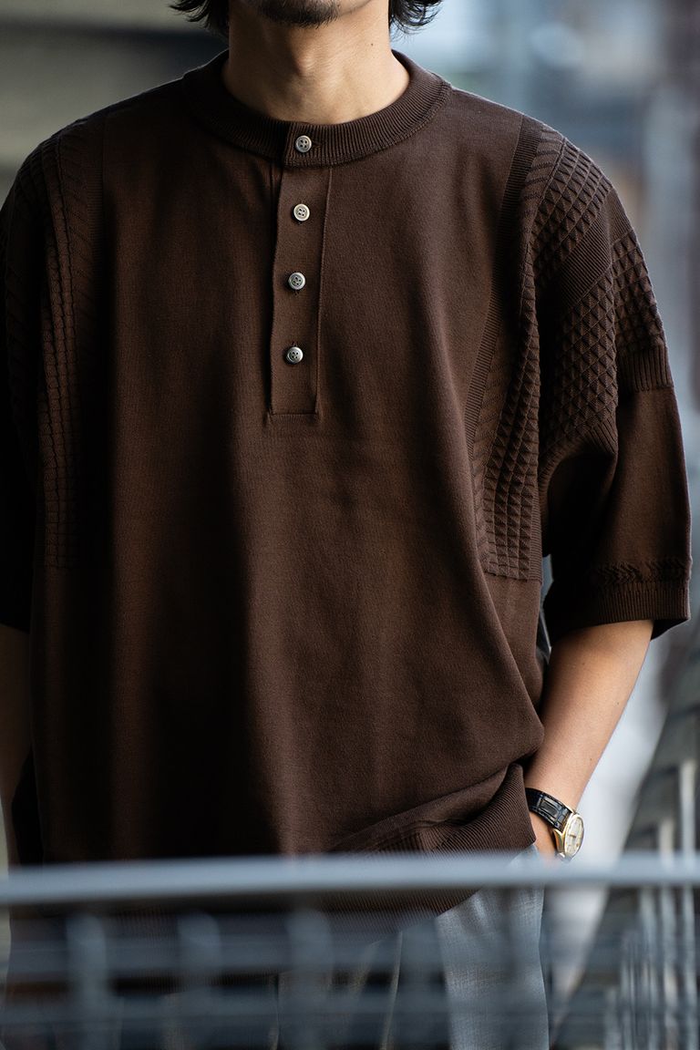 176cm、58kgの細身体型でサイズ2を着用しております。