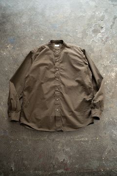 【ラスト1点】【22AW】スビンコットンタイプライターバンドカラーシャツ(DARK BROWN)