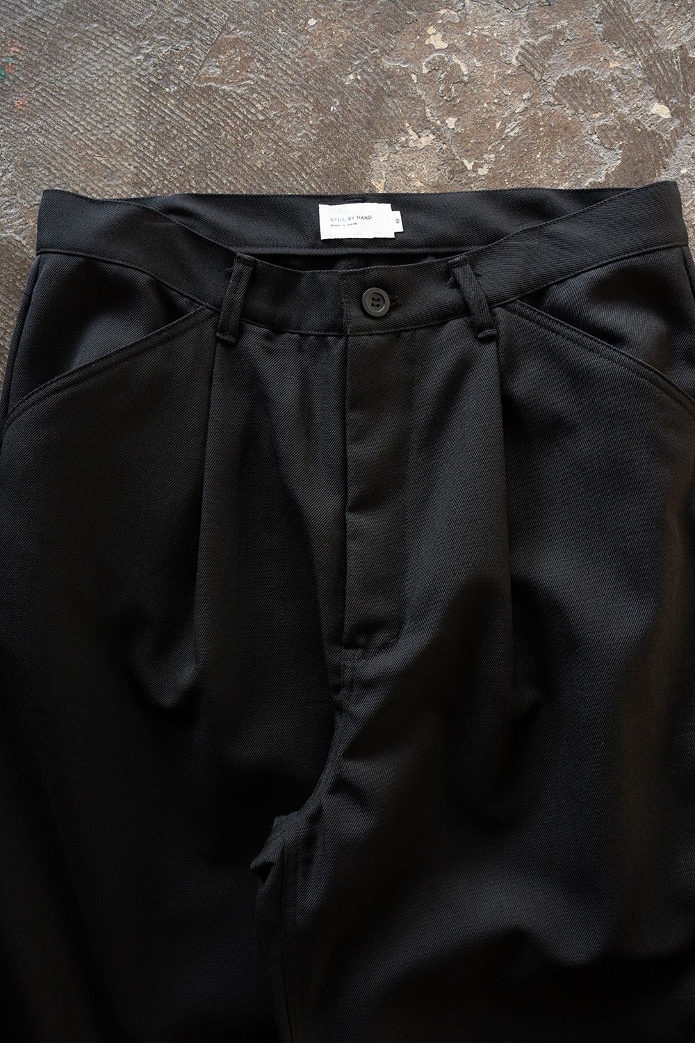 【26AW】ウールサージワンタックパンツ(BLACK)