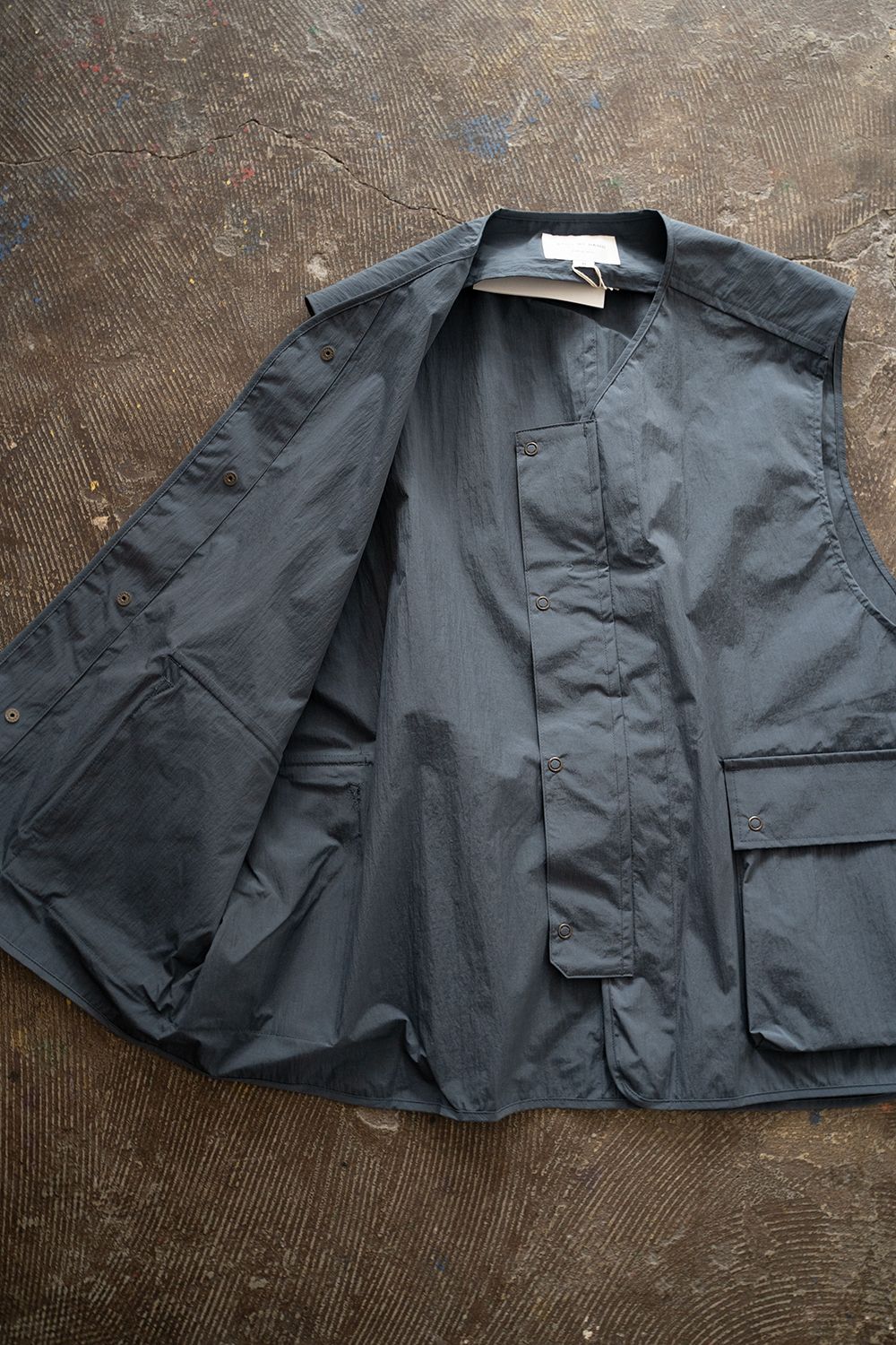 【ラスト1点】【24SS】塩縮ナイロンビッグポケットベスト(BLUE GRAY)