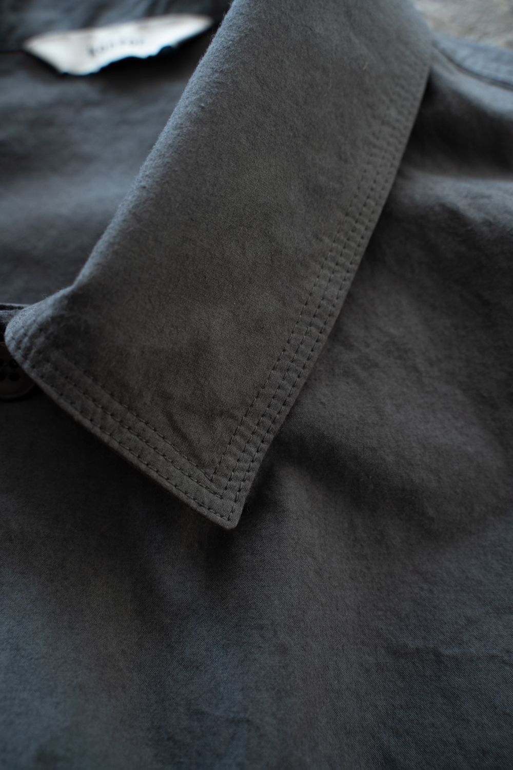 【ラスト1点】【25AW】ガーメントダイダンプシャツ(CHARCOAL)