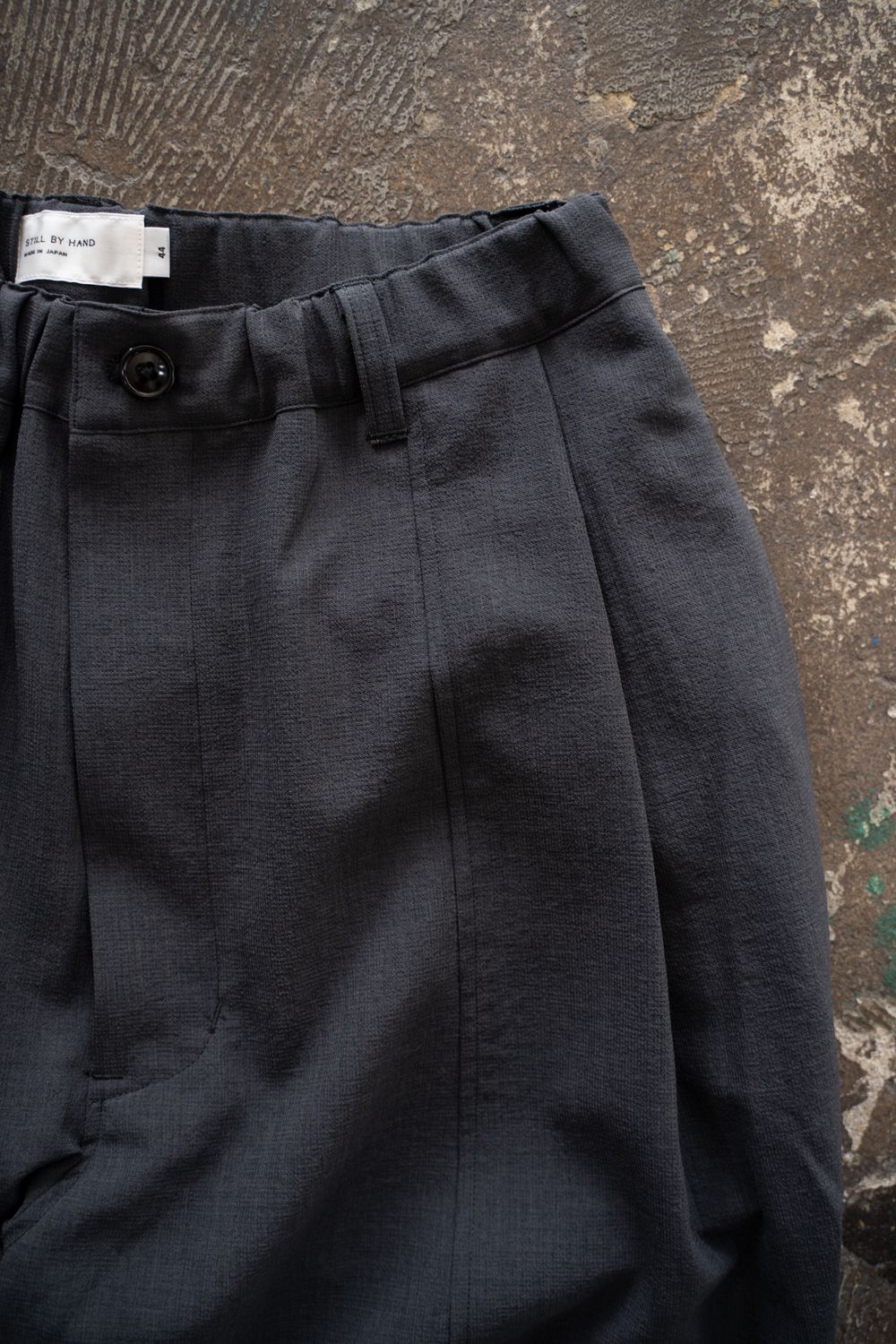 【256SS】ディープタックポリエステルワイドテーパードパンツ(CHARCOAL)