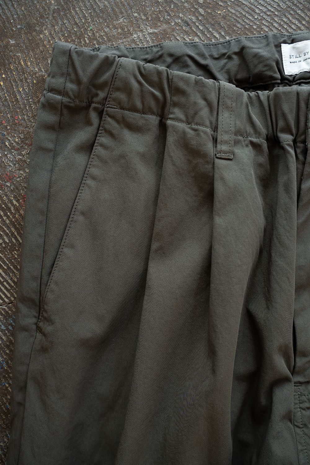 【26SS】ガーメントダイ2タックテーパードパンツ(DARK OLIVE)