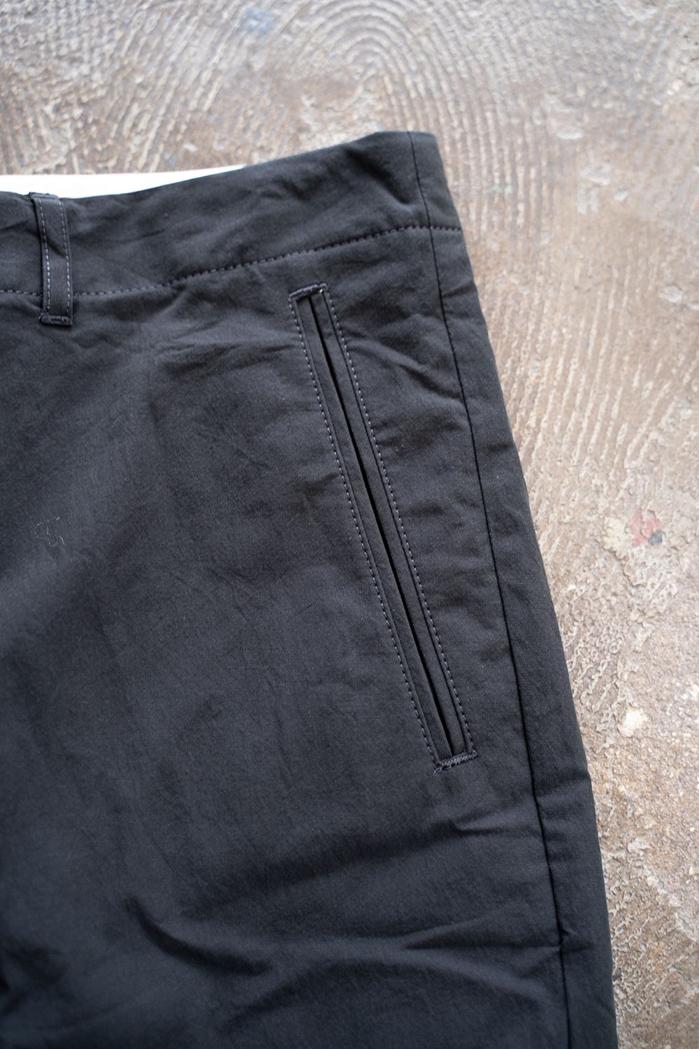 強撚コットンセンタープレススラックス(DARK NAVY)