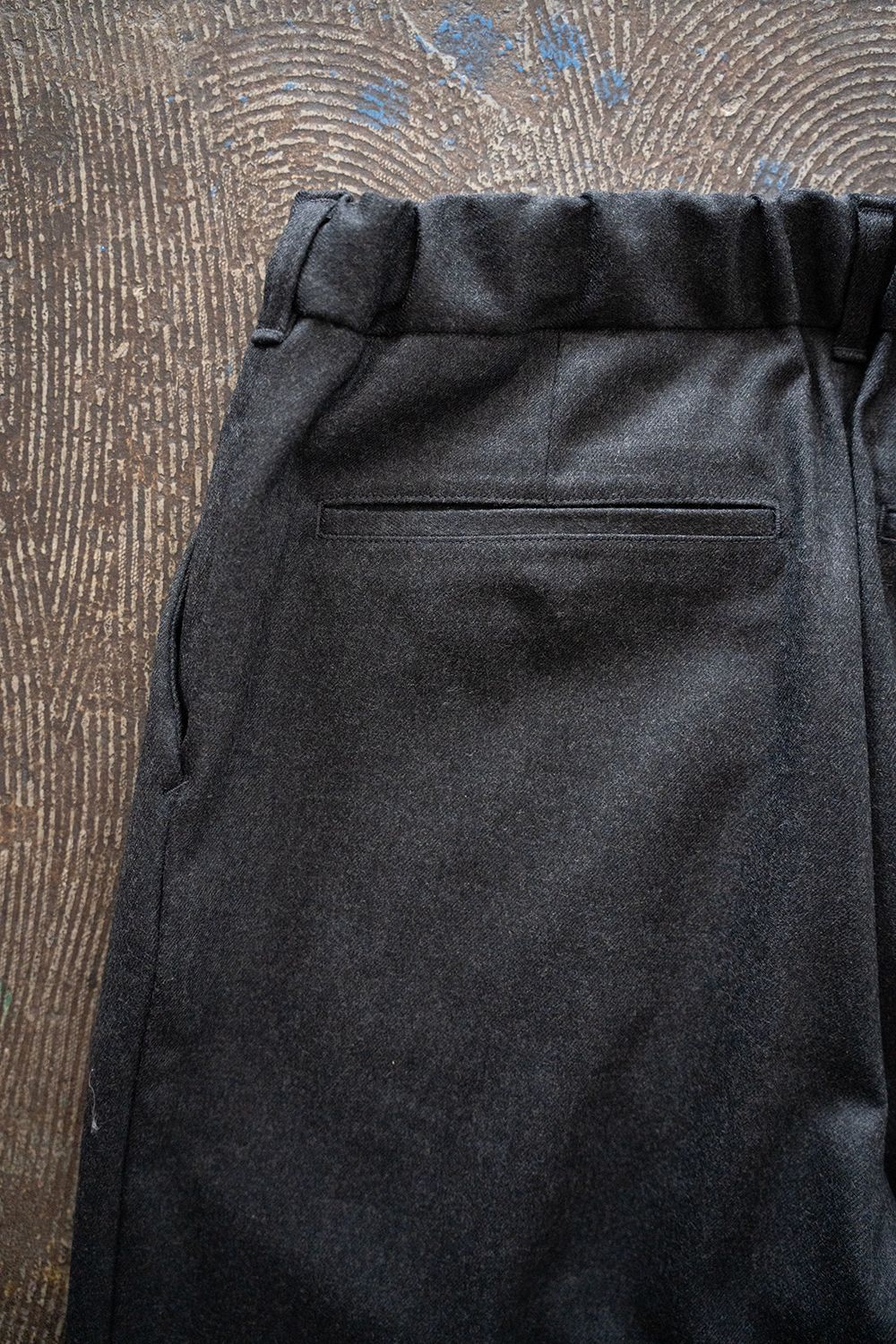 【25AW】ウールサキソニーイージースラックス(CHARCOAL)