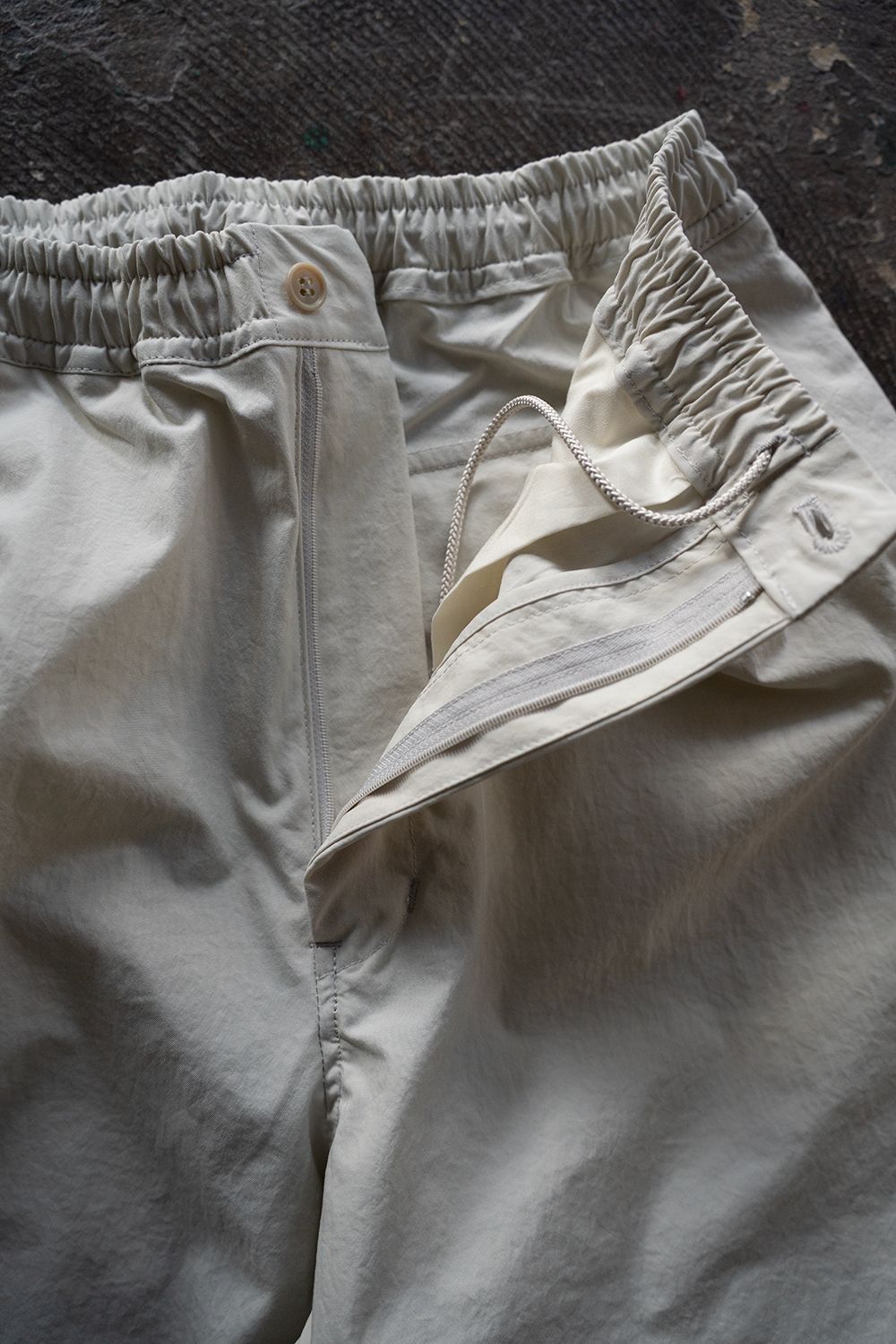【25AW】タスランナイロンニータックイージーパンツ(IVORY)