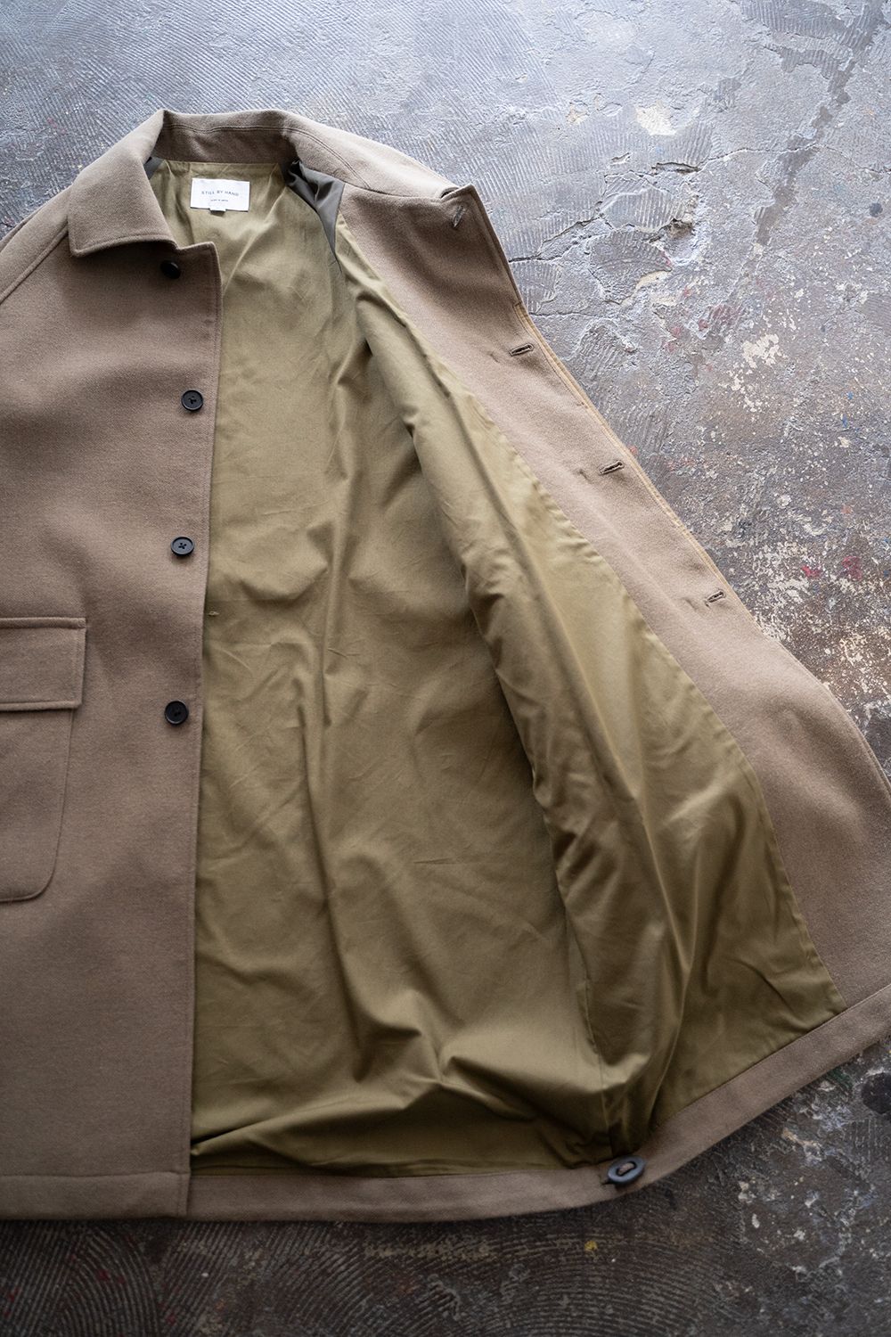 【25AW】ウール×ナイロンステンカラーコート(KHAKI BEIGE)