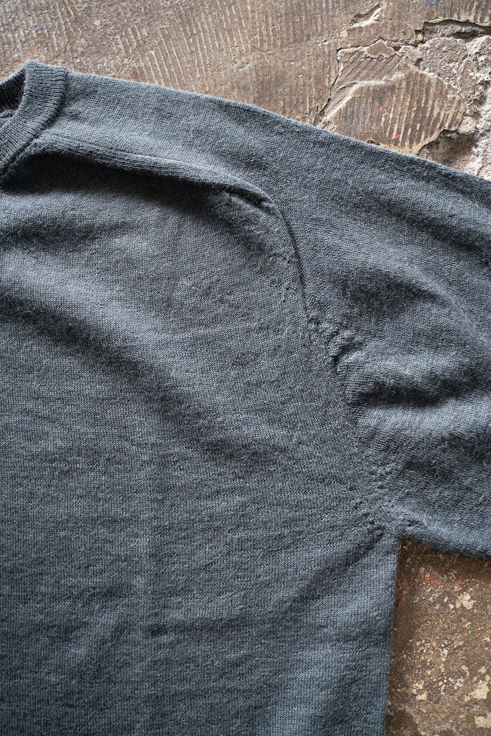 【ラスト1点】【23AW】ベビーアルパカクルーネックニット(SLATE BLUE)