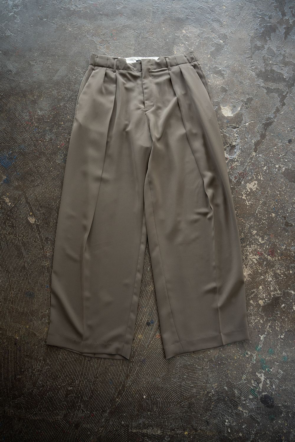 【26SS】PE Drape Double Tuck PT/ポリエステルドレープWタックパンツ(KHAKI)