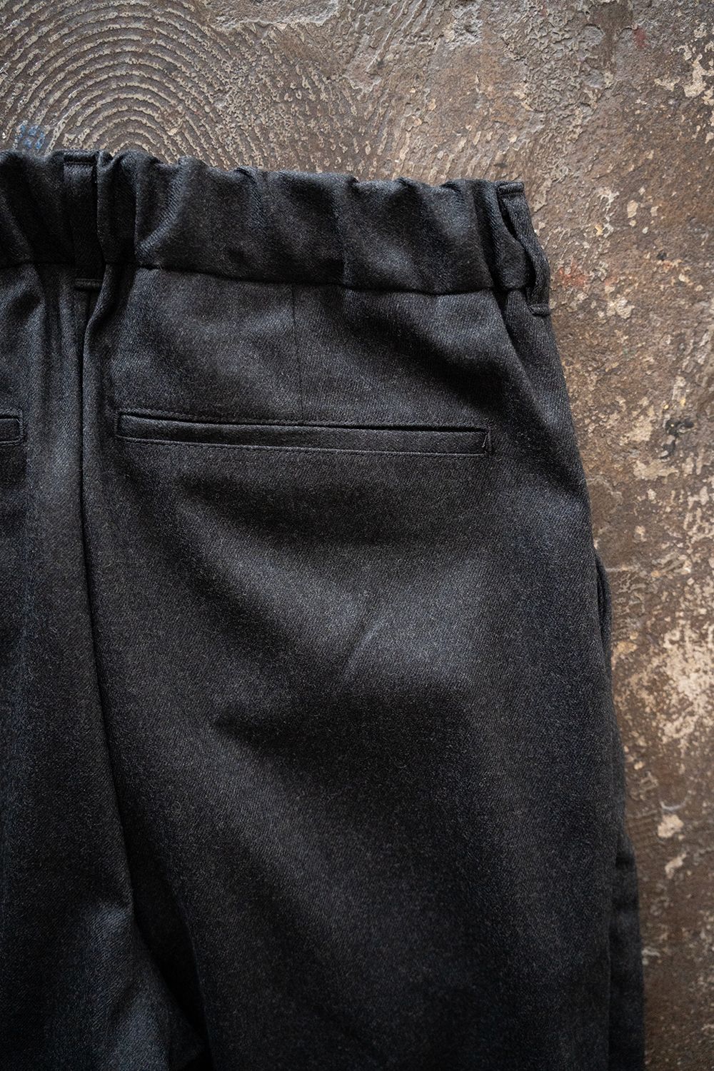 【25AW】ウールサキソニーイージースラックス(CHARCOAL)