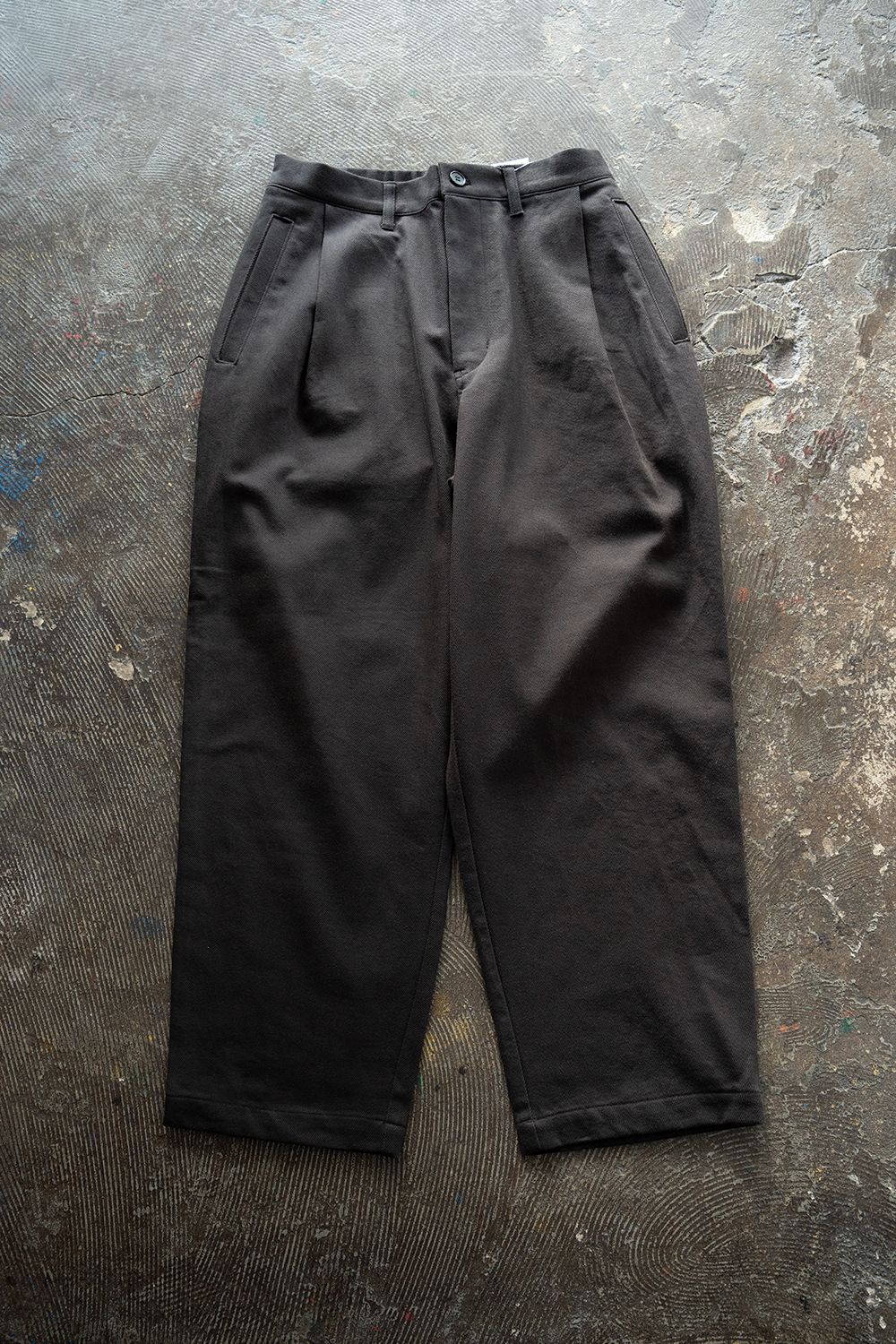 【25AW】ディープタックコットンツイルテーパードパンツ(CHARCOAL)