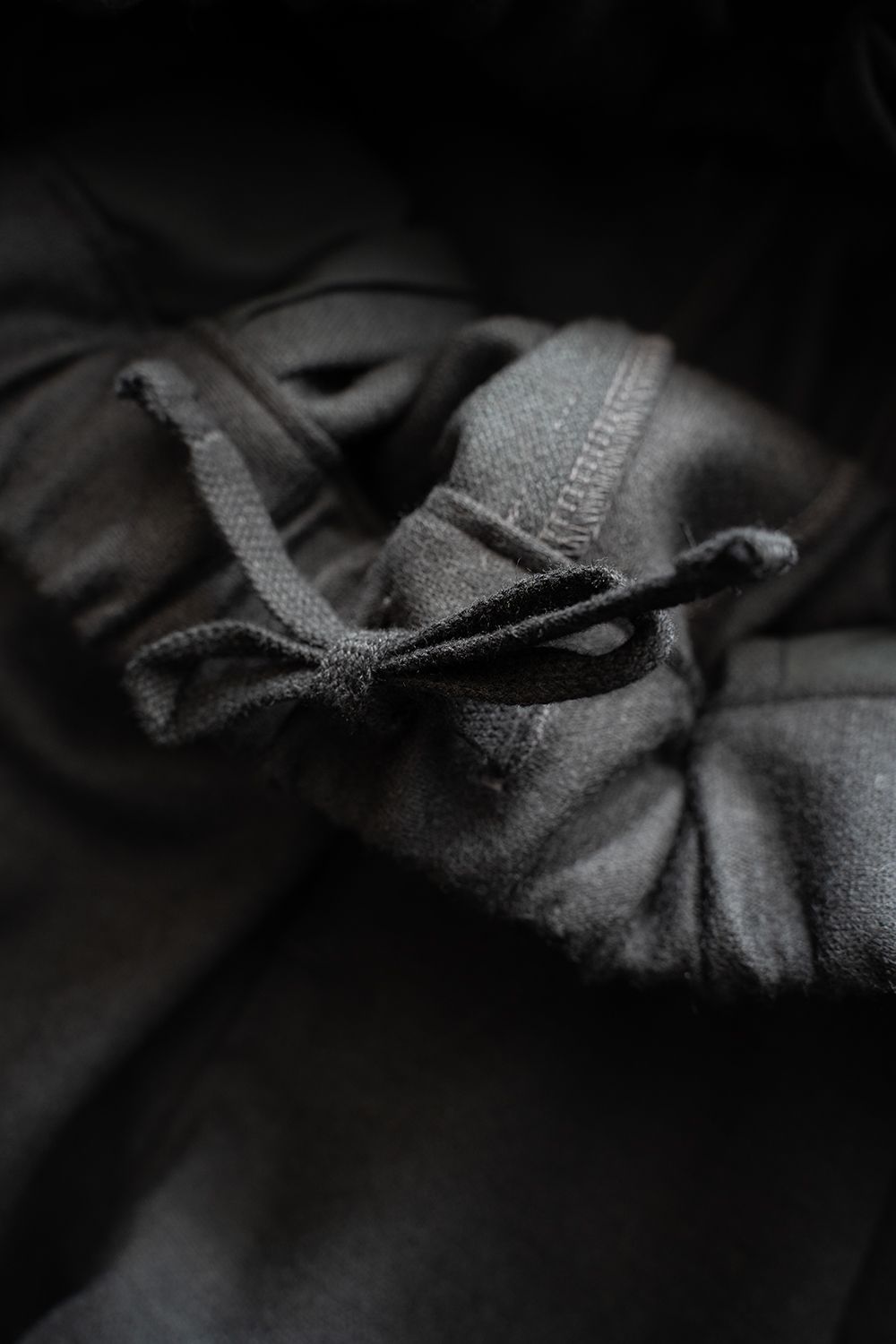 【25AW】ウールジャージー2タックイージーパンツ(CHARCOAL)