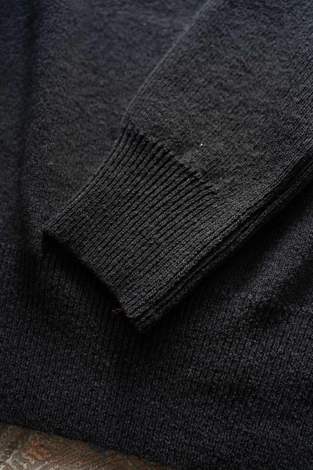 【ラスト1点】Hard twisted Shetlandwool cross V neck sweater(BLACK)