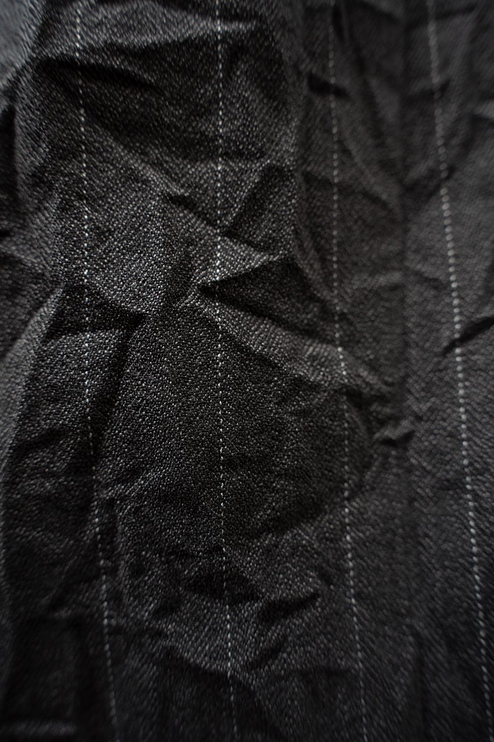 【26AW】先染めポリエステルタックテーパードパンツ(CHARCOAL)