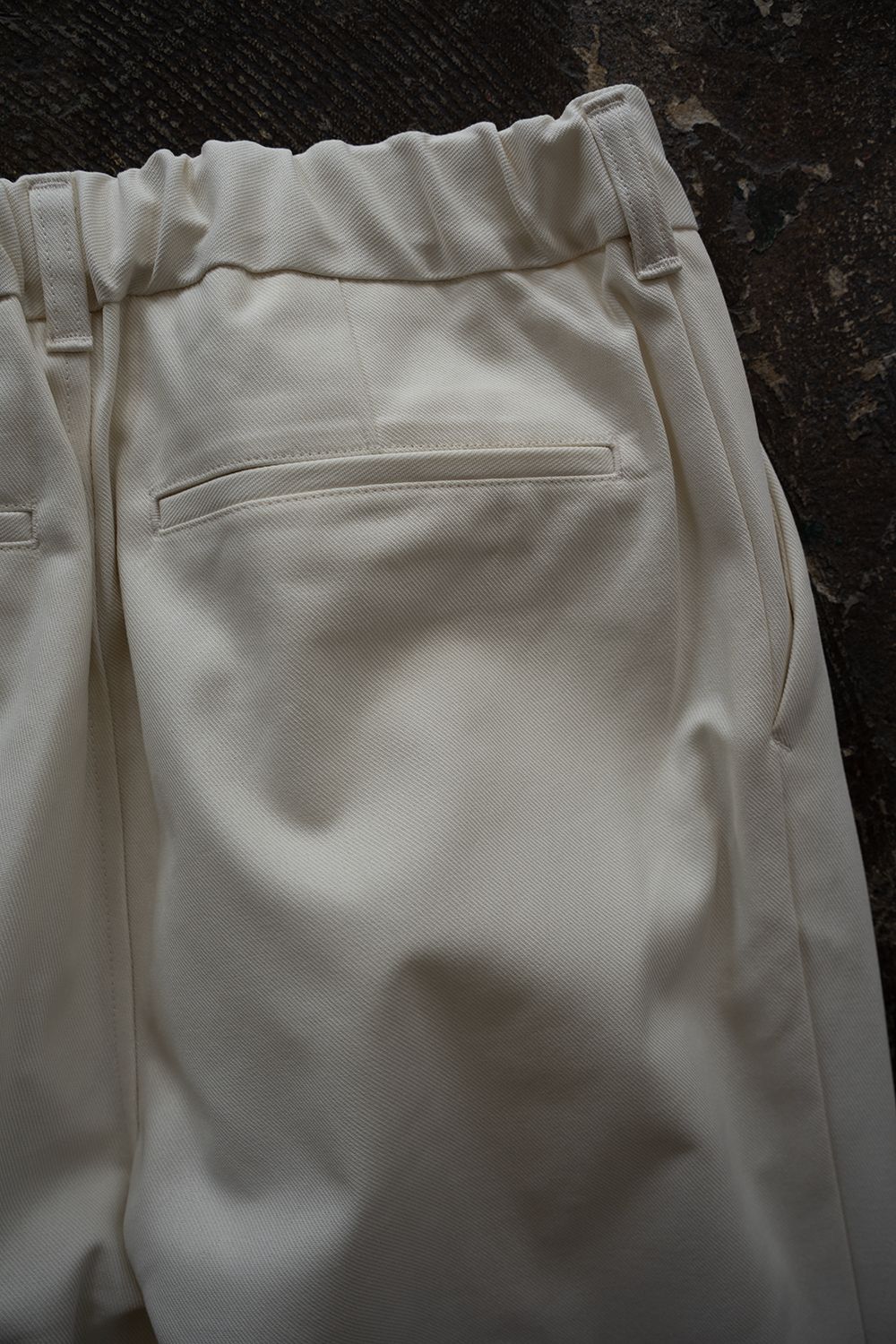 【26AW】コットンツイル2タックテーパードパンツ(IVORY)