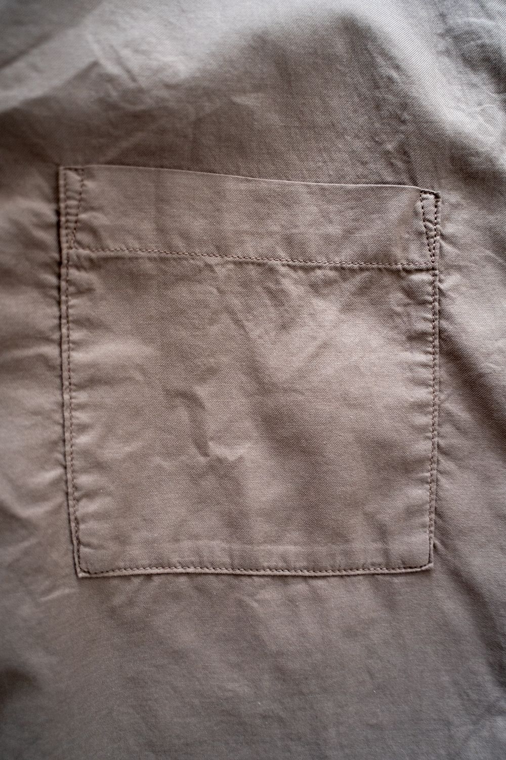 【ラスト1点】【22SS】シルク混両胸ポケットバンドカラーシャツ(DUSTY BROWN)