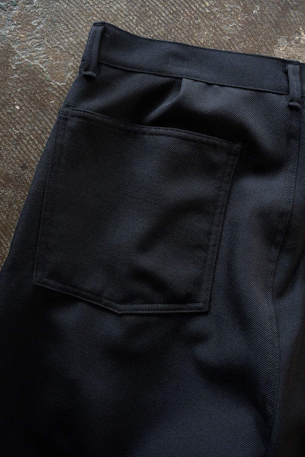 【26AW】ウールサージワンタックパンツ(NAVY)