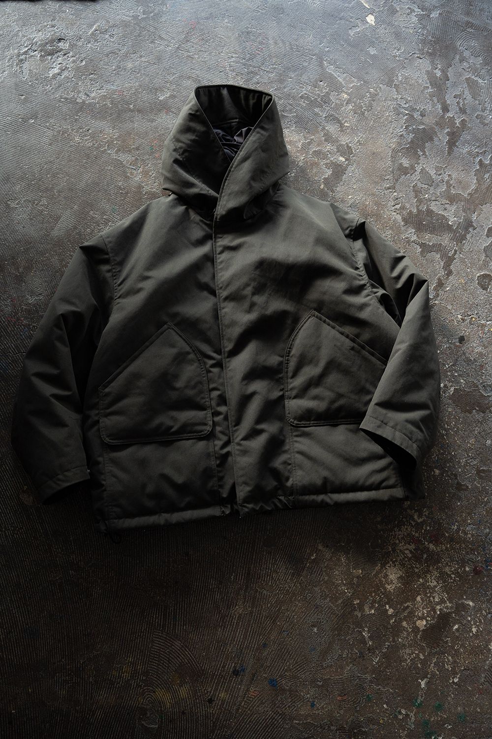 【26AW】シンサレートフーデッドブルゾン(CHARCOAL)