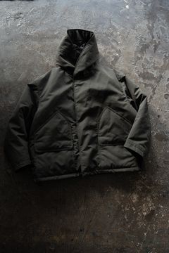 【26AW】シンサレートフーデッドブルゾン(CHARCOAL)