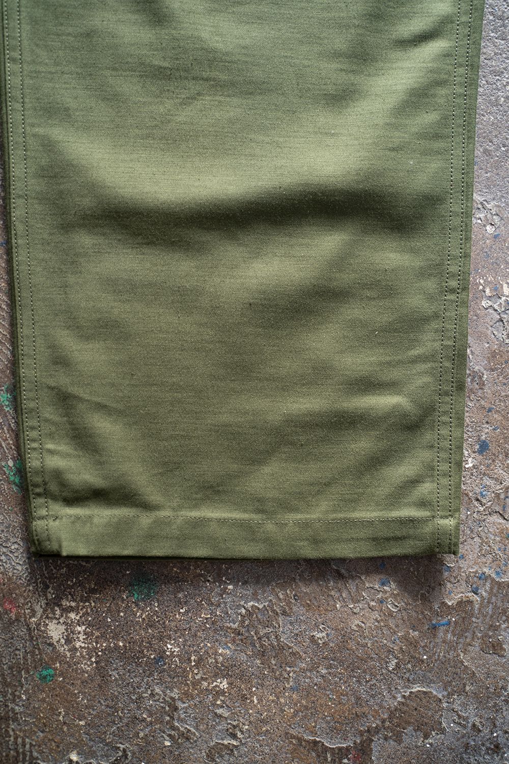 【ラスト1点】【22SS】スビンコットンムラ糸バックサテンベイカーパンツ(KHAKI)