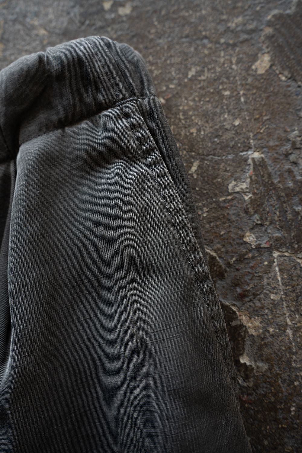 【26SS】ピグメントプリントタックイージーパンツ(DUSTY GREY)