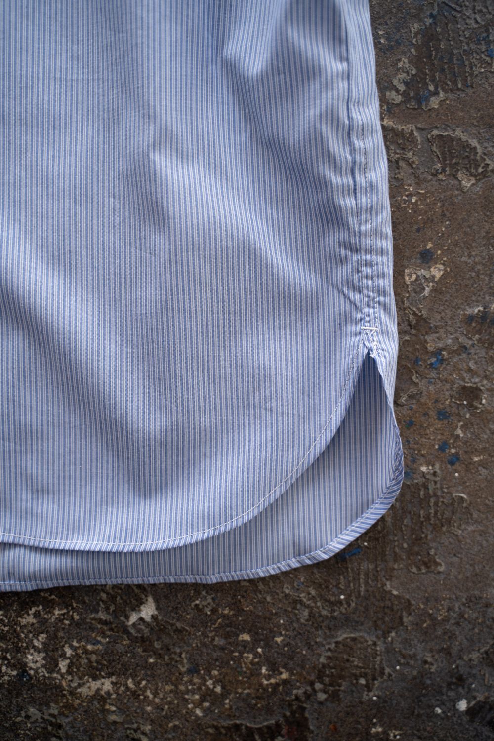 【26SS】両胸ポケットバンドカラーストライプシャツ(SAX BLUE)