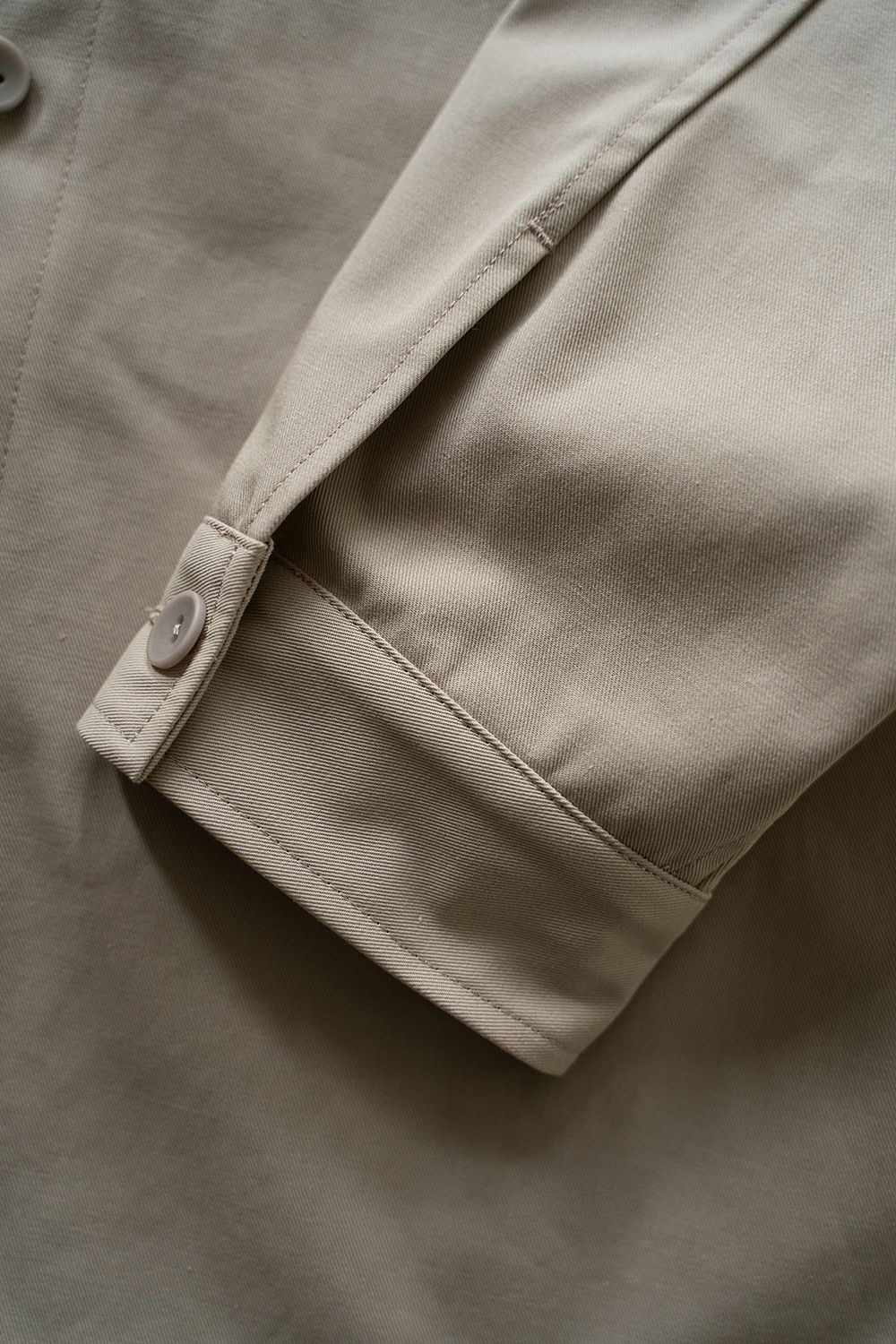 【ラスト1点】【25SS】強撚コットン×ポリエステルシャツブルゾン(KHAKI BEIGE)