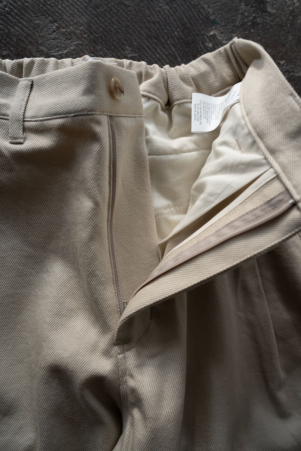 【25AW】ディープタックコットンツイルテーパードパンツ(LIGHT BEIGE)