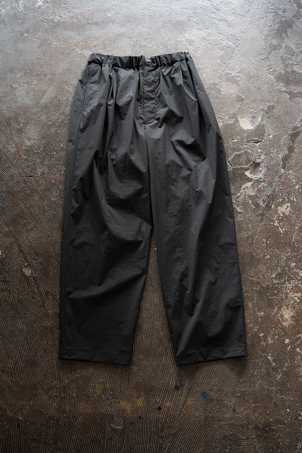 【26SS】ストレッチナイロンテーパードパンツ(CHARCOAL)