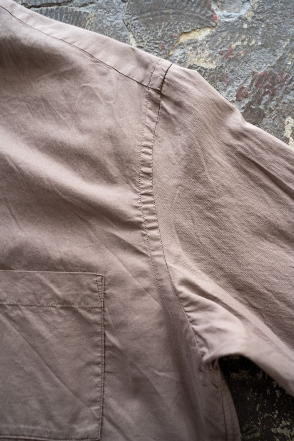 【ラスト1点】【22SS】シルク混両胸ポケットバンドカラーシャツ(DUSTY BROWN)