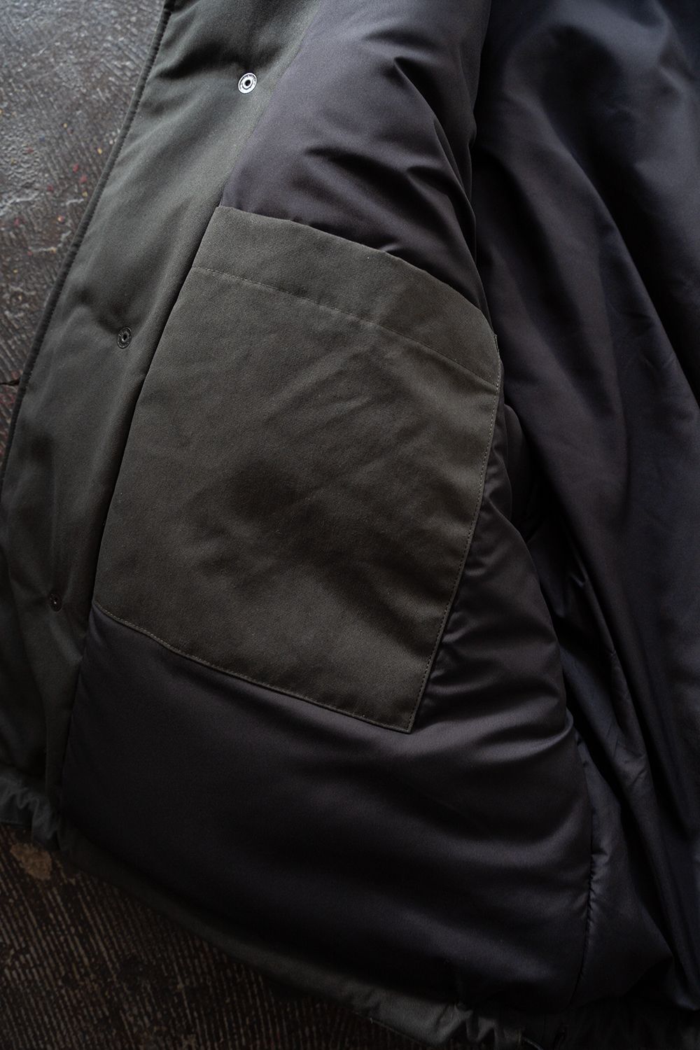 【26AW】シンサレートフーデッドブルゾン(CHARCOAL)