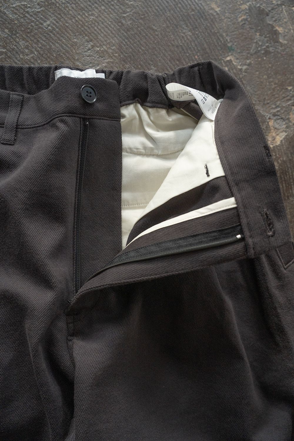 【25AW】ディープタックコットンツイルテーパードパンツ(CHARCOAL)