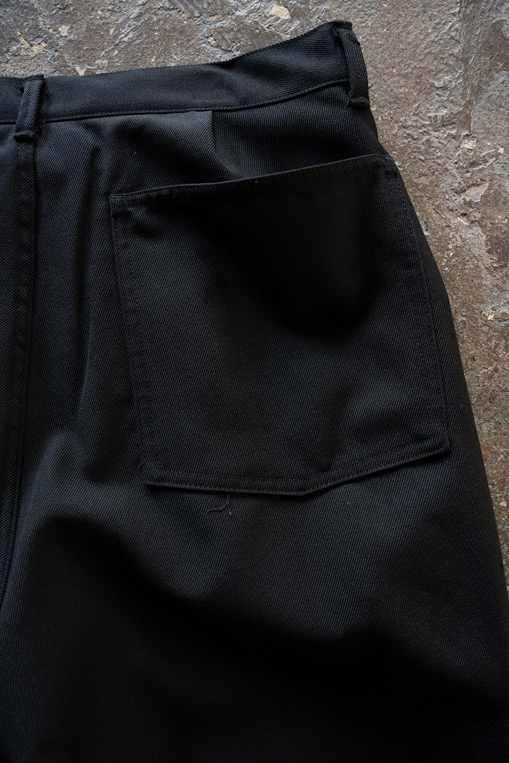 【26AW】ウールサージワンタックパンツ(BLACK)