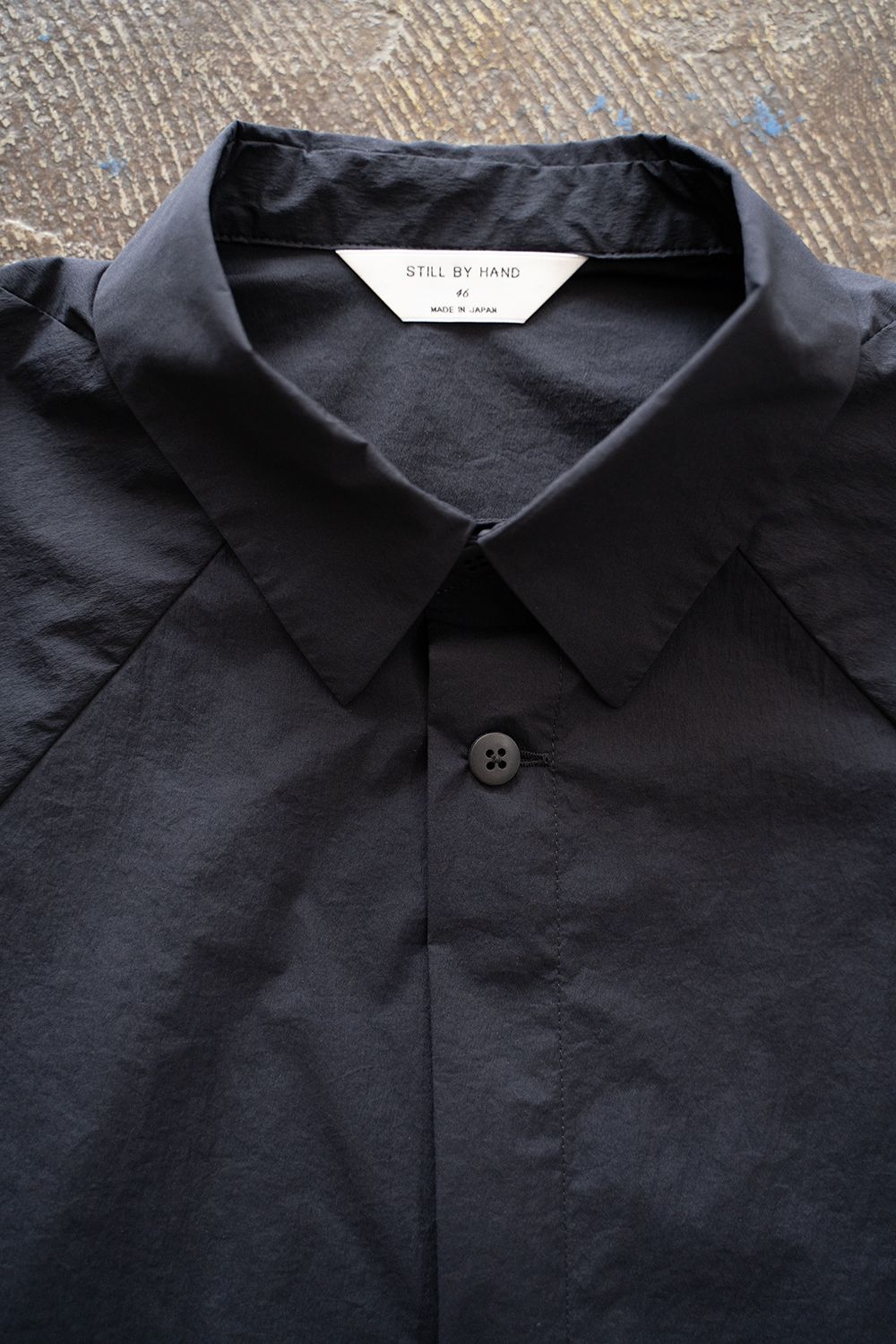 【ラスト1点】【25SS】ストレッチナイロン変形スリーブ半袖シャツ(NAVY)
