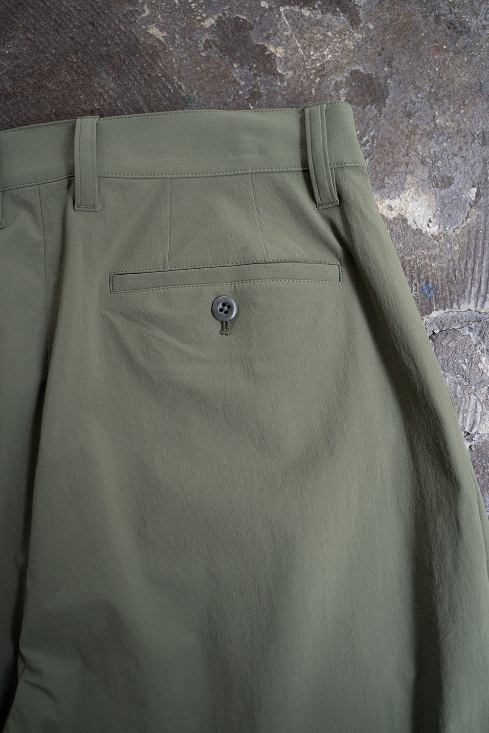【25SS】1-Tack Nylon Trousers/1タックナイロントラウザーズ(KHAKI)