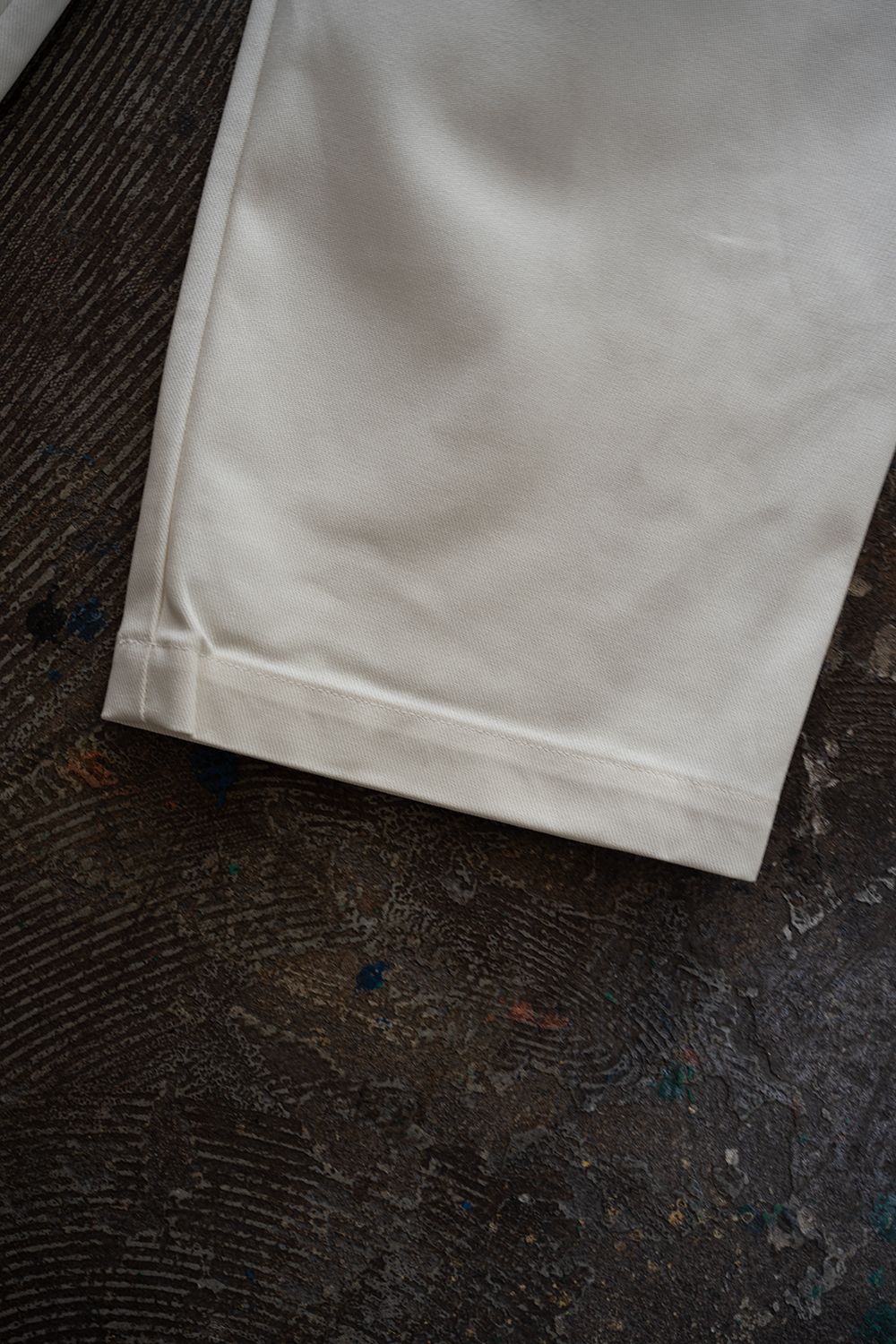 【26AW】コットンツイル2タックテーパードパンツ(IVORY)