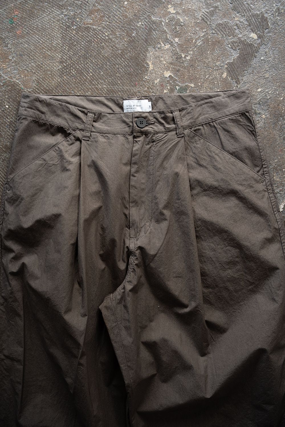 【26SS】ガーメントダイワンタックパンツ(BROWN CHARCOAL)