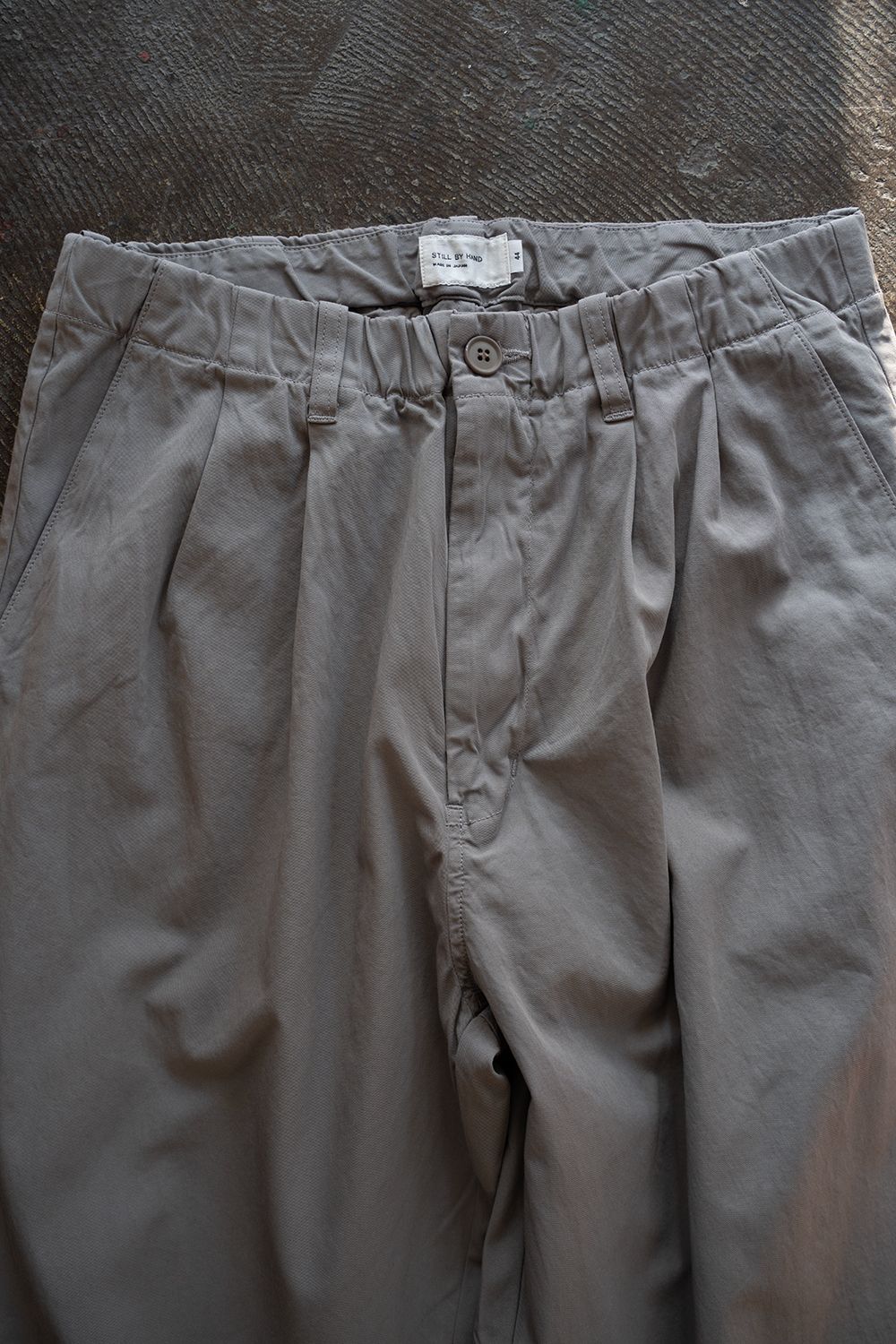 【26SS】ガーメントダイ2タックテーパードパンツ(SMOKE GREY)