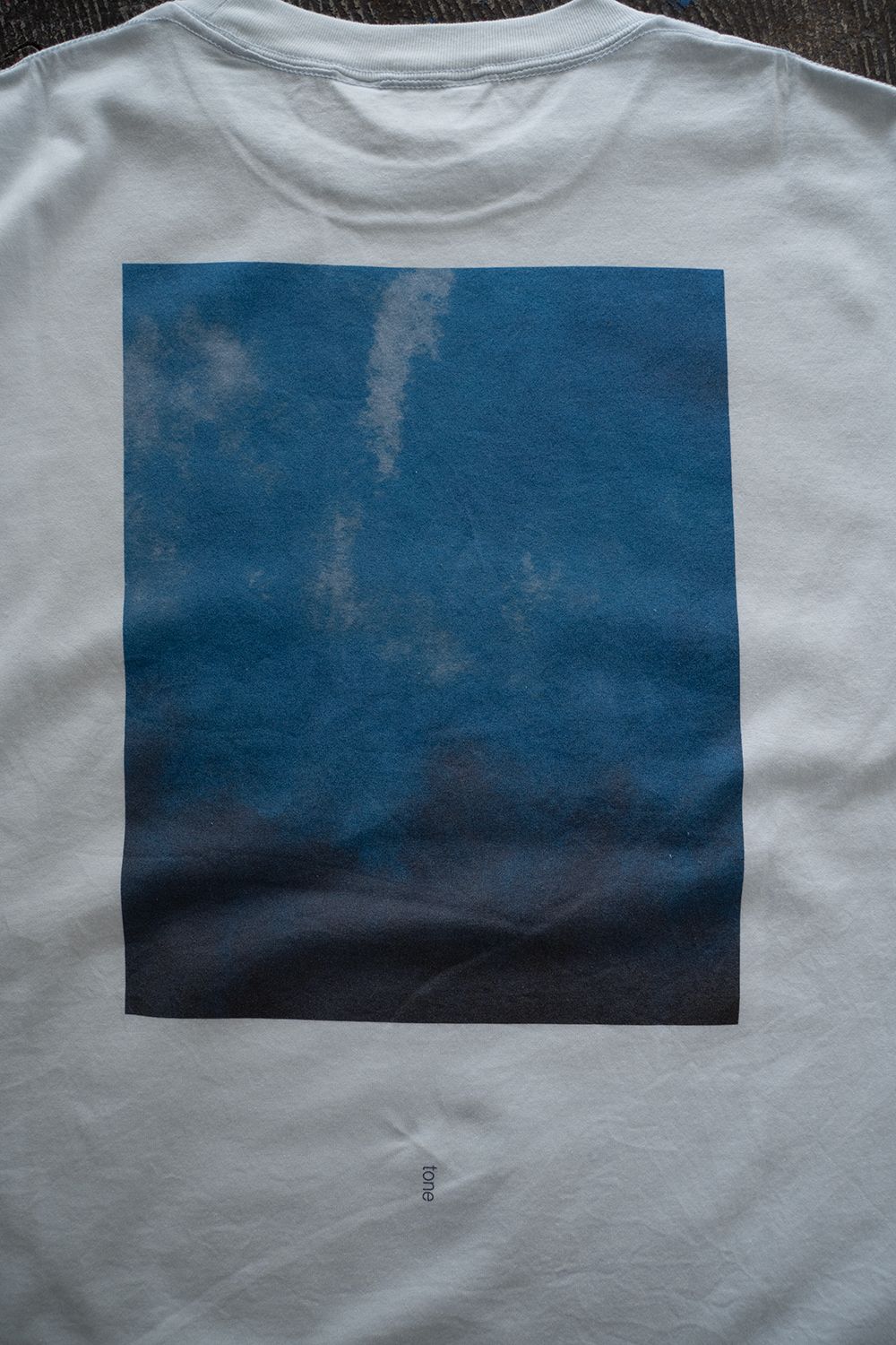 【 】バーティカル・バックプリントTシャツ/水色 Heritage + / ヘリテージ プラス