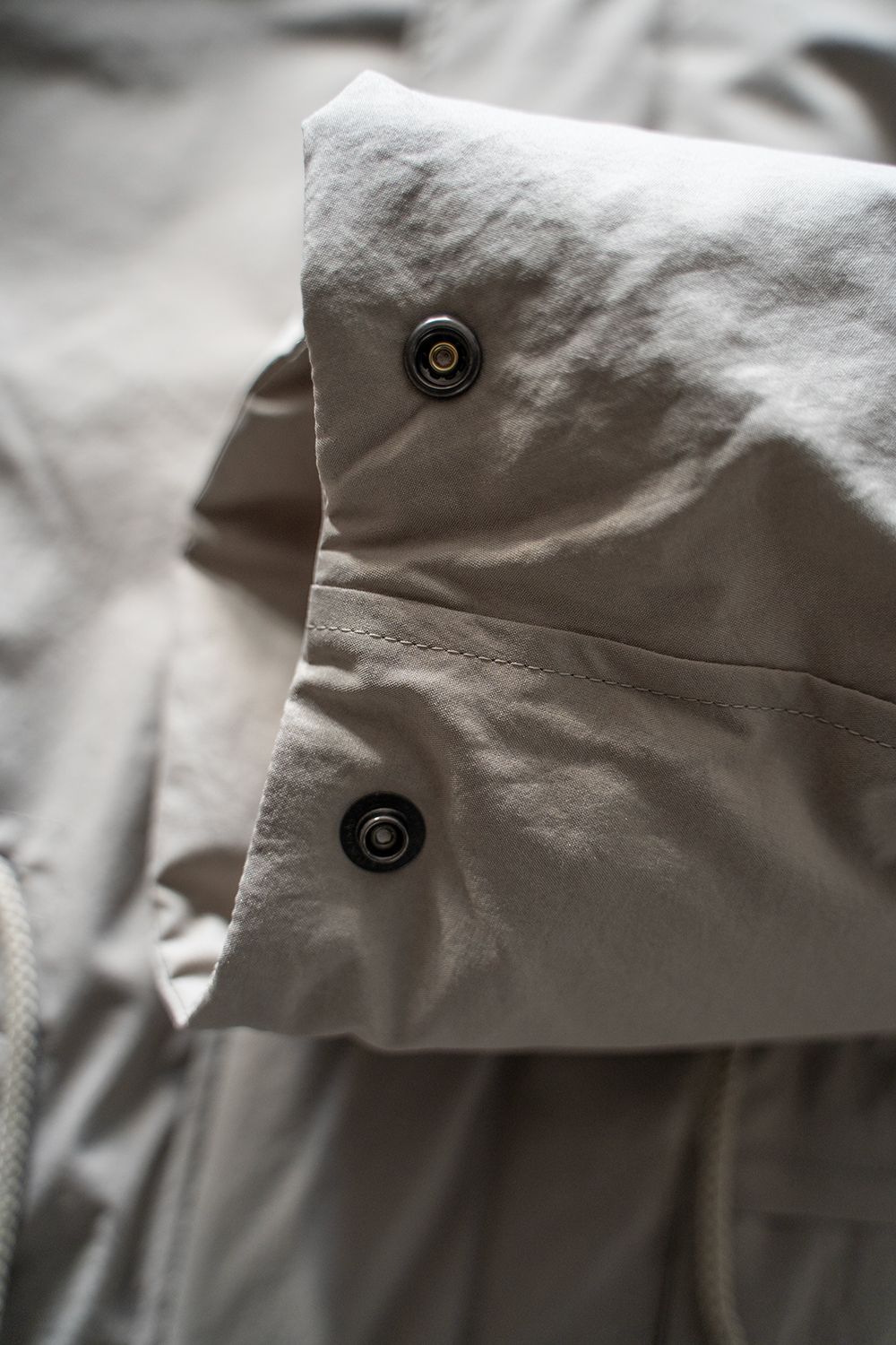 【ラスト1点】【24AW】シンサレートフーデッドブルゾン(SAND BEIGE)