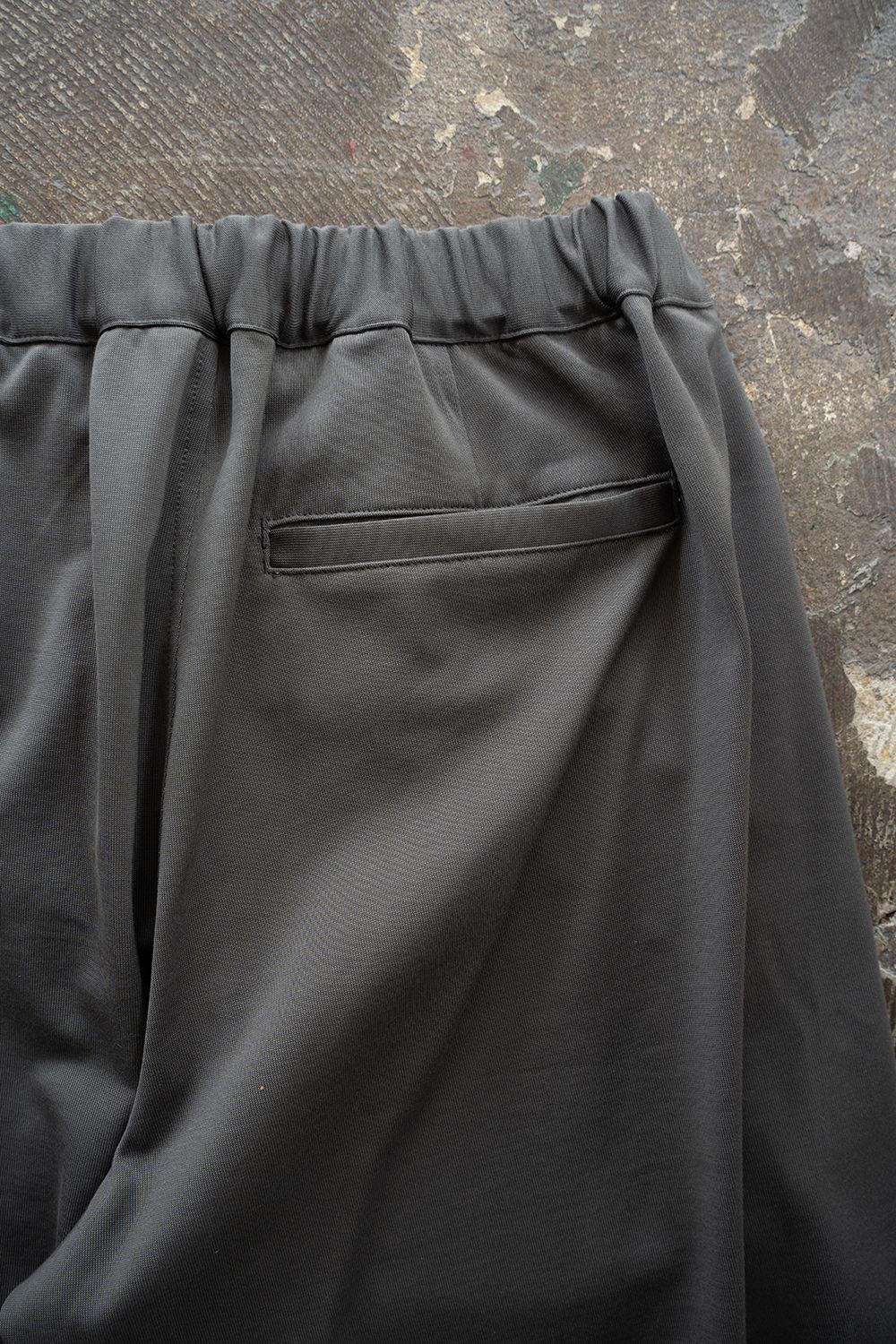 【26SS】コットンジャージータックイージーパンツ(CHARCOAL)