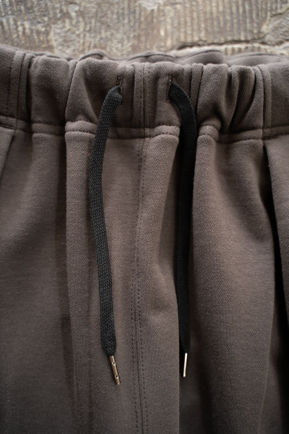【25AW】裏毛ワンタックスラックス(BROWN CHARCOAL)