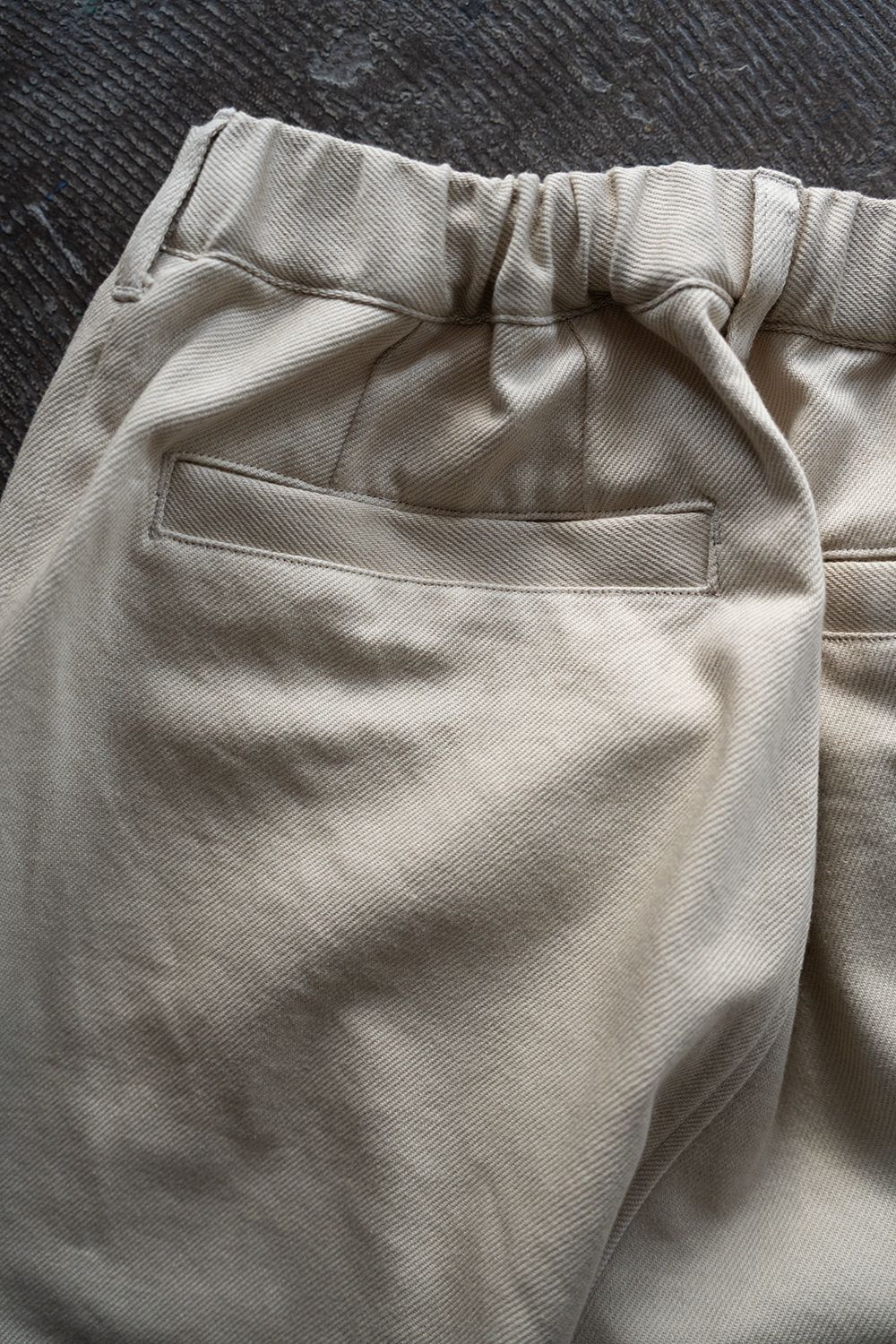 【25AW】ディープタックコットンツイルテーパードパンツ(LIGHT BEIGE)