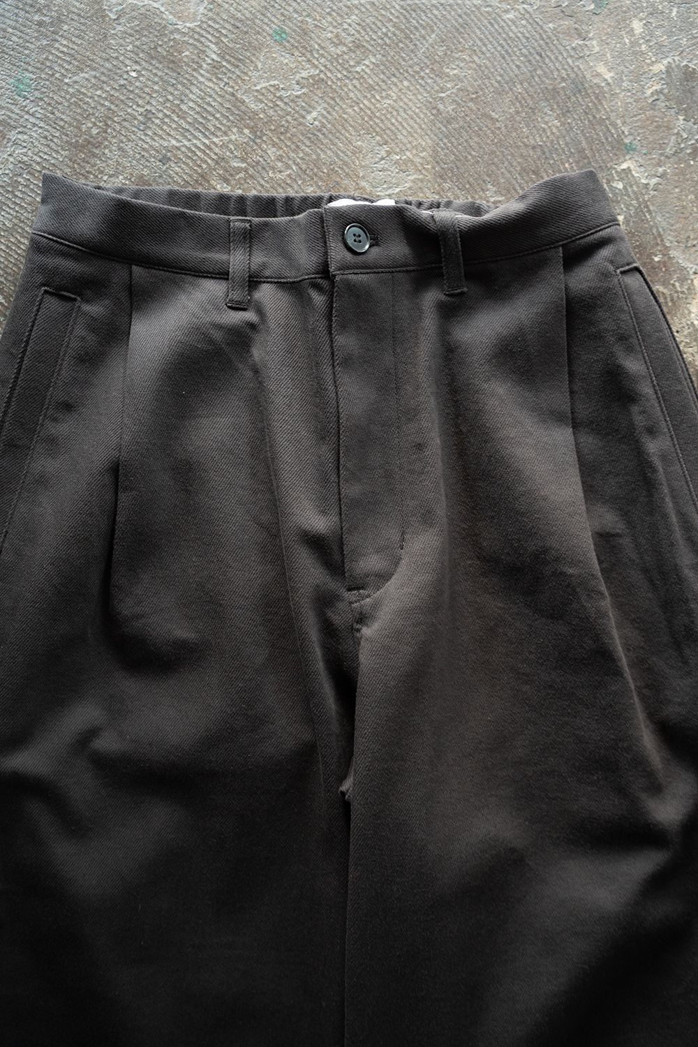 【25AW】ディープタックコットンツイルテーパードパンツ(CHARCOAL)