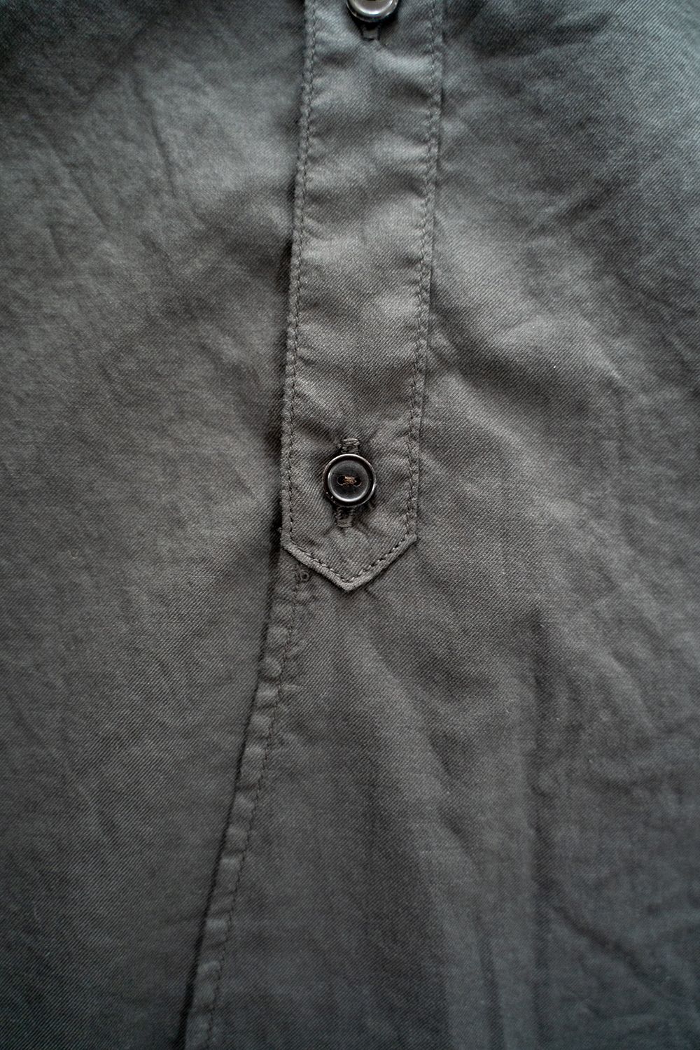 【ラスト1点】【22SS】シルク混両胸ポケットバンドカラーシャツ(CHARCOAL)